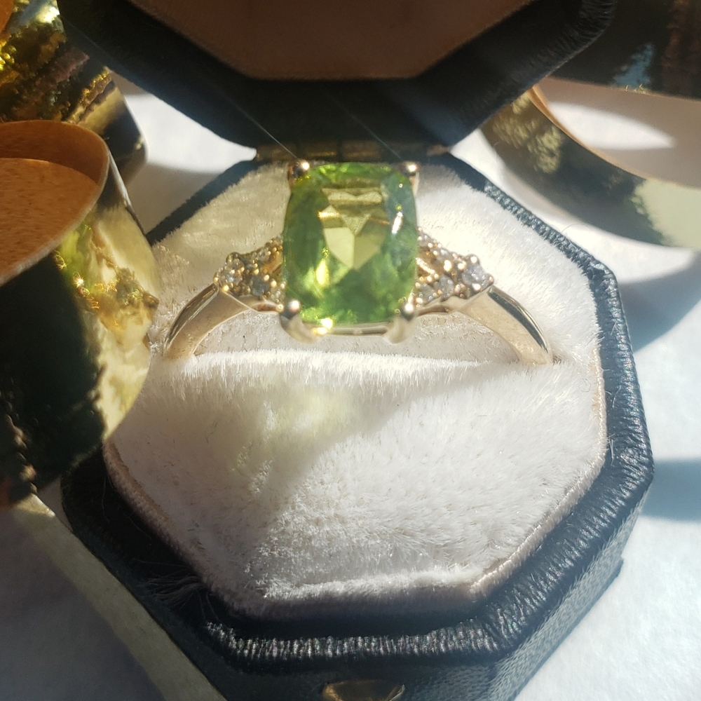 10k Peridot and Diamond Ring - Picture 2 of 3